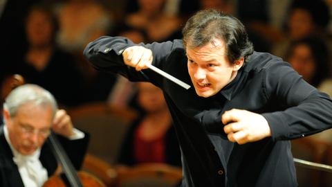 Andris Nelsons, Musikalischer Direktor des Birmingham Symphony Orchestras, dirigiert bei einem Auftritt in Prag am 20. August 2010.