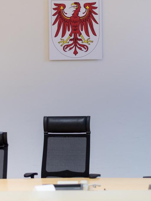 Das Wappentier von Brandenburg, ein roter Adler, ziert die Wand hinter dem Tisch des Richters in einem Verhandlungssaal des Landgerichtes in Frankfurt an der Oder in Brandenburg.
