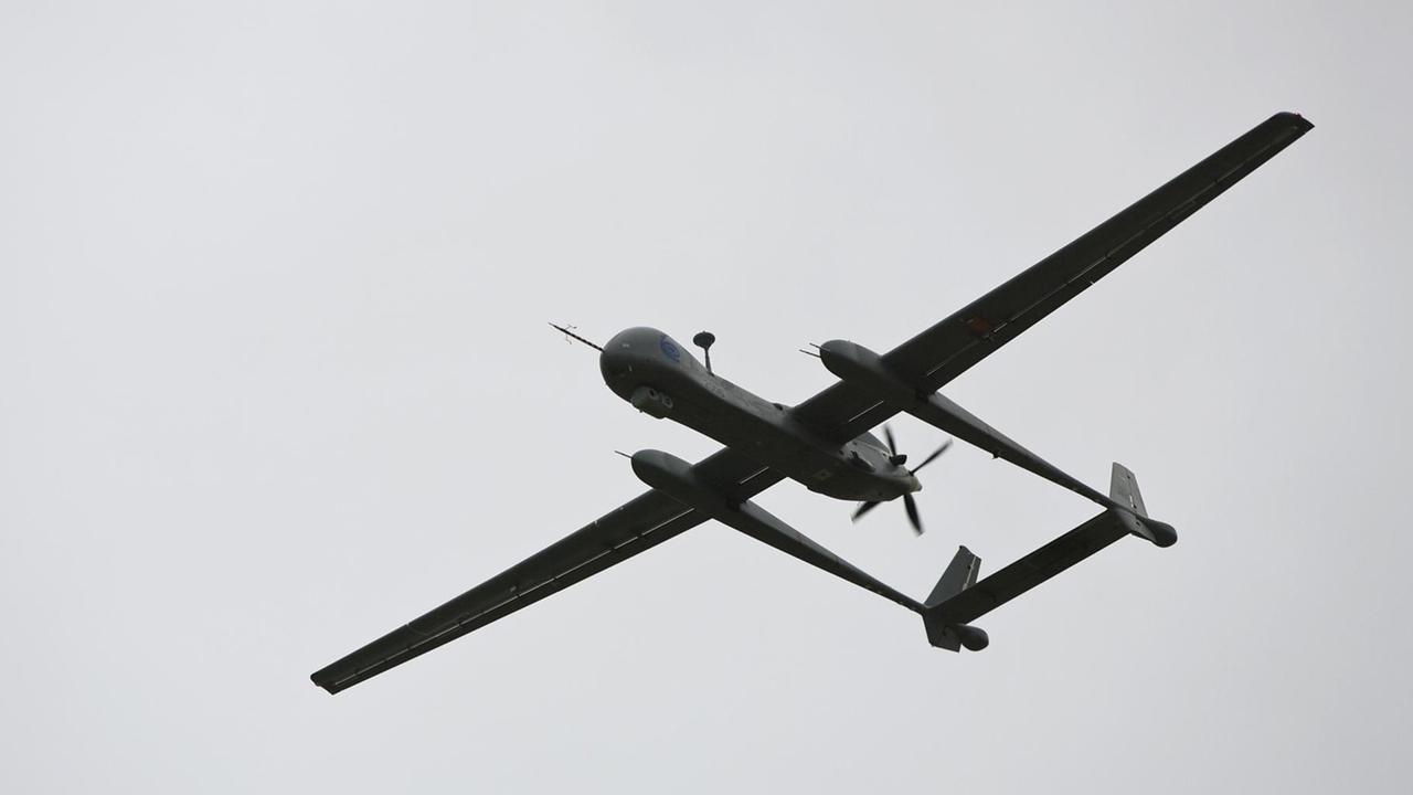 Eine israelische Kampfdrohne vom Typ Heron TP, auch bekannt als IAI Eitan, fliegt am 21.02.2010 während einer Präsentation für die Medien auf der Tel Nof Air Force-Basis im Süden von Tel Aviv/Israel. Eine israelische Kampfdrohne vom Typ Heron TP, auch bekannt als IAI Eitan, fliegt am 21.02.2010 während einer Präsentation für die Medien auf der Tel Nof Air Force-Basis im Süden von Tel Aviv/Israel.