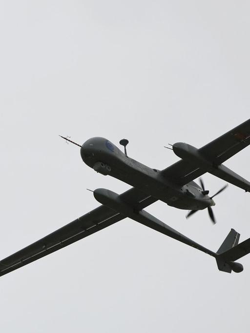 Eine israelische Kampfdrohne vom Typ Heron TP, auch bekannt als IAI Eitan, fliegt am 21.02.2010 während einer Präsentation für die Medien auf der Tel Nof Air Force-Basis im Süden von Tel Aviv/Israel.