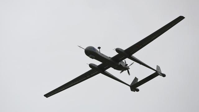 Eine israelische Kampfdrohne vom Typ Heron TP, auch bekannt als IAI Eitan, fliegt am 21.02.2010 während einer Präsentation für die Medien auf der Tel Nof Air Force-Basis im Süden von Tel Aviv/Israel.