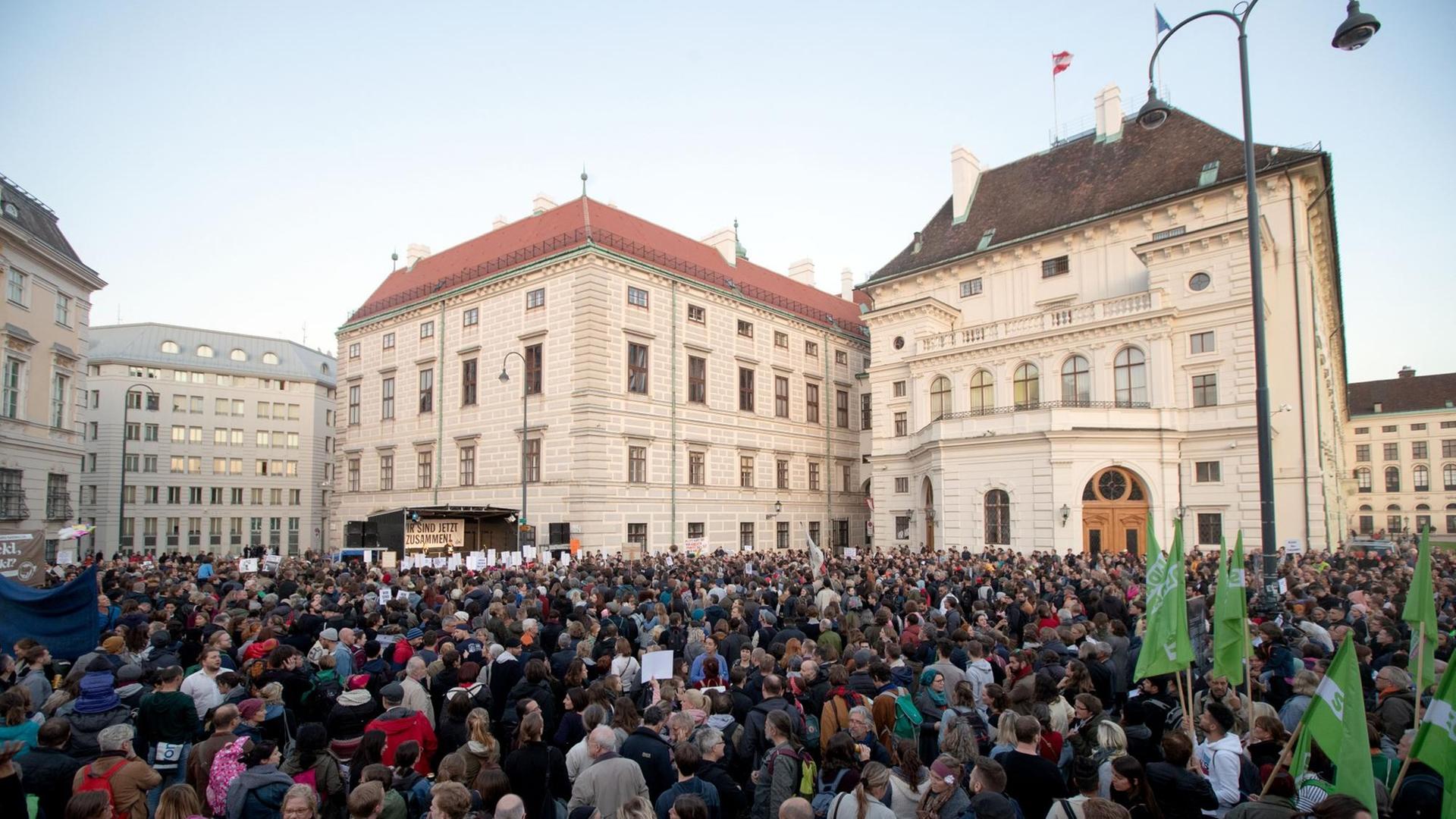 04.10.2018, Österreich, Wien: Menschen nehmen an einer Demonstration auf dem Ballhausplatz teil. Mehrere Tausend Demonstranten haben in Österreich gegen die rechtskonservative Regierung protestiert. Die Menge am Ballhausplatz vor dem Bundeskanzleramt in Wien skandierte am Donnerstagabend den 04.10.2018 Parolen gegen Rassismus und Sozialabbau und warnte vor einem Schwund der Demokratie. 04.10.2018, Österreich, Wien: Menschen nehmen an einer Demonstration auf dem Ballhausplatz teil. Mehrere Tausend Demonstranten haben in Österreich gegen die rechtskonservative Regierung protestiert. Die Menge am Ballhausplatz vor dem Bundeskanzleramt in Wien skandierte am Donnerstagabend den 04.10.2018 Parolen gegen Rassismus und Sozialabbau und warnte vor einem Schwund der Demokratie.