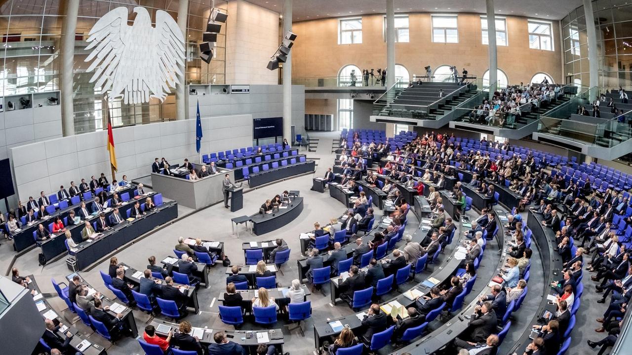 Die Parlamentarier debattieren im Plenum im Bundestag. Der Deutsche Bundestag berät in seiner Sitzung unter anderem über die Parteienfinanzierung.