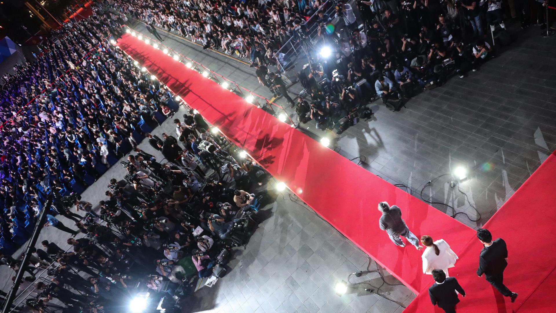 Filmstars laufen 2016 bei der Eröffnung des 21. Filmfestivals in Busan über den roten Teppich. Filmstars laufen 2016 bei der Eröffnung des 21. Filmfestivals in Busan über den roten Teppich.