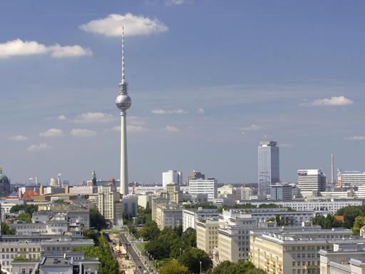Das Foto zeigt den Blick vom Südturm am Frankfurter Tor im Berliner Stadtbezirk Friedrichshain-Kreuzberg, aufgenommen am 20.08.2011 entlang der Karl-Marx-Allee in Richtung Stadtzentrum Ost.