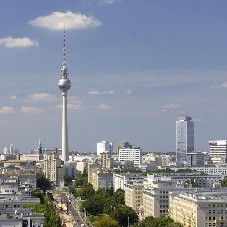 Das Foto zeigt den Blick vom Südturm am Frankfurter Tor im Berliner Stadtbezirk Friedrichshain-Kreuzberg, aufgenommen am 20.08.2011 entlang der Karl-Marx-Allee in Richtung Stadtzentrum Ost.