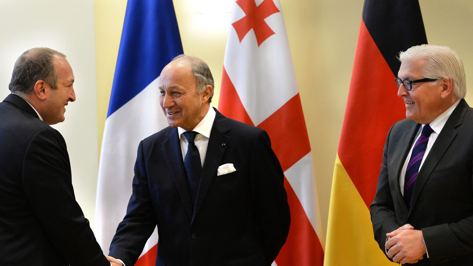 Georgiens Präsident Margvelashvili (links) begrüßt die Außenminister von Frankreich und Deutschland, Fabius und Steinmeier Georgiens Präsident Margvelashvili (links) begrüßt die Außenminister von Frankreich und Deutschland, Fabius und Steinmeier