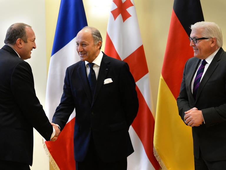 Georgiens Präsident Margvelashvili (links) begrüßt die Außenminister von Frankreich und Deutschland, Fabius und Steinmeier