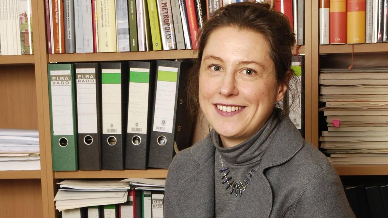 Portrait einer Frau (die Historikerin Bettina Hitzer) vor einem Bücherregal Portrait einer Frau (die Historikerin Bettina Hitzer) vor einem Bücherregal