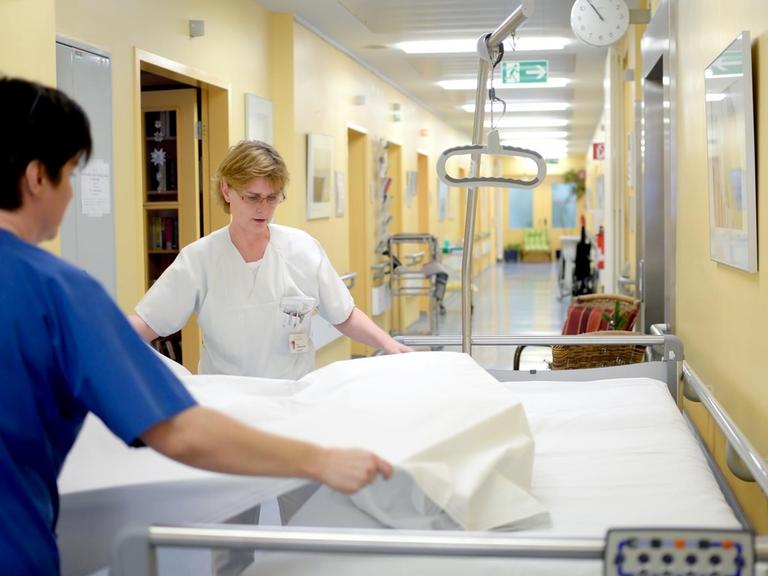 Pflegerinnen bereiten ein Bett in der Palliativstation der Charité in Berlin vor
