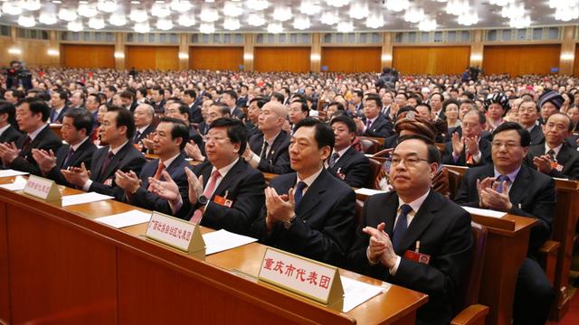 17.03.2018, Peking, China: Delegierte sitzen in der Großen Halle des Volkes beim 13. Volkskongress. Chinas Volkskongress hat eine weitreichende Umbildung der chinesischen Regierung gebilligt.