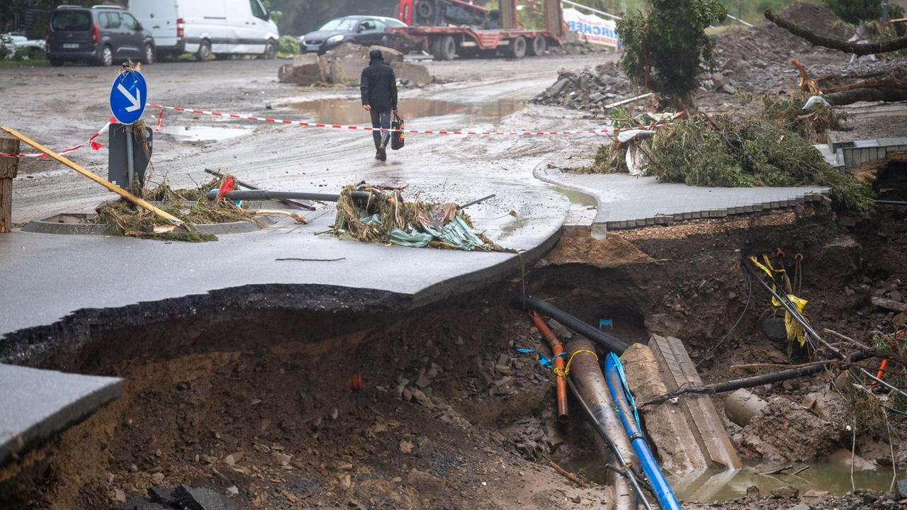 Ein Mann geht durch das völlig zerstörte Ortszentrum von Schuld. Ein Mann geht durch das völlig zerstörte Ortszentrum von Schuld.