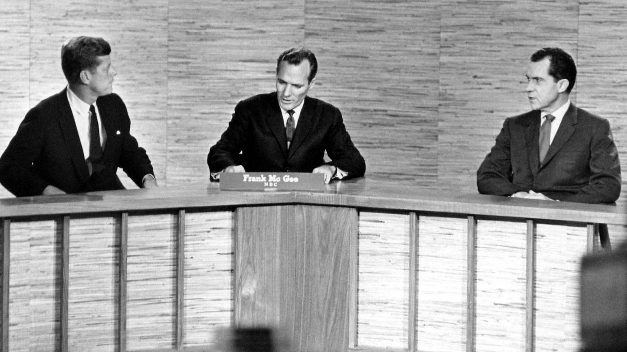 John F. Kennedy (l) und Richard Nixon während einer TV-Debatte in Washington am 7. Oktober 1960. John F. Kennedy (l) und Richard Nixon während einer TV-Debatte in Washington am 7. Oktober 1960.
