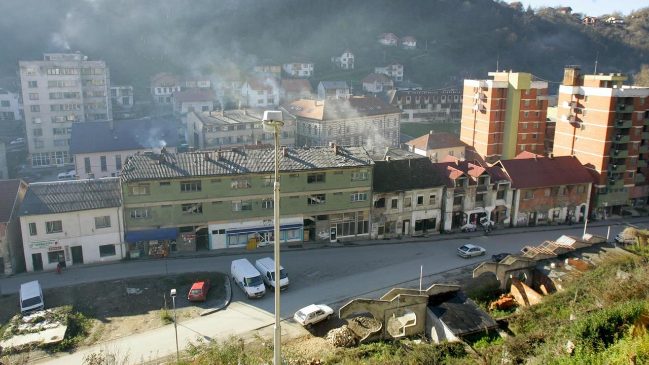 Blick über einen Teil der Stadt Srebrenica mit mehrstöckigen Wohnblocks, aufgenommen am 15.11.2006. Srebrenica liegt in Bosnien-Herzegowina, nordöstlich von Sarajewo nahe der Grenze zu Serbien und gehört heute zur Republika Srpska. Blick über einen Teil der Stadt Srebrenica mit mehrstöckigen Wohnblocks, aufgenommen am 15.11.2006. Srebrenica liegt in Bosnien-Herzegowina, nordöstlich von Sarajewo nahe der Grenze zu Serbien und gehört heute zur Republika Srpska.