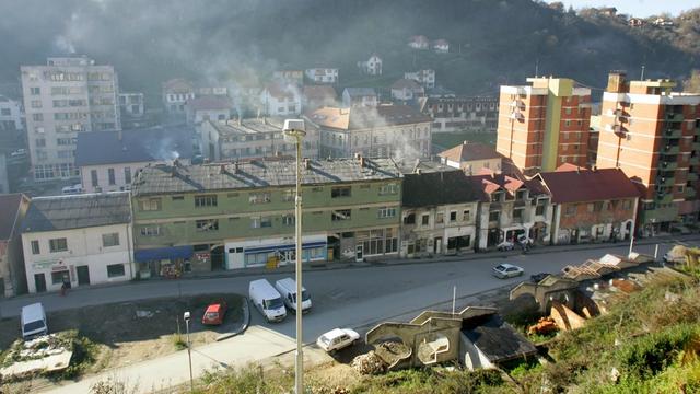 Blick über einen Teil der Stadt Srebrenica mit mehrstöckigen Wohnblocks, aufgenommen am 15.11.2006. Srebrenica liegt in Bosnien-Herzegowina, nordöstlich von Sarajewo nahe der Grenze zu Serbien und gehört heute zur Republika Srpska.