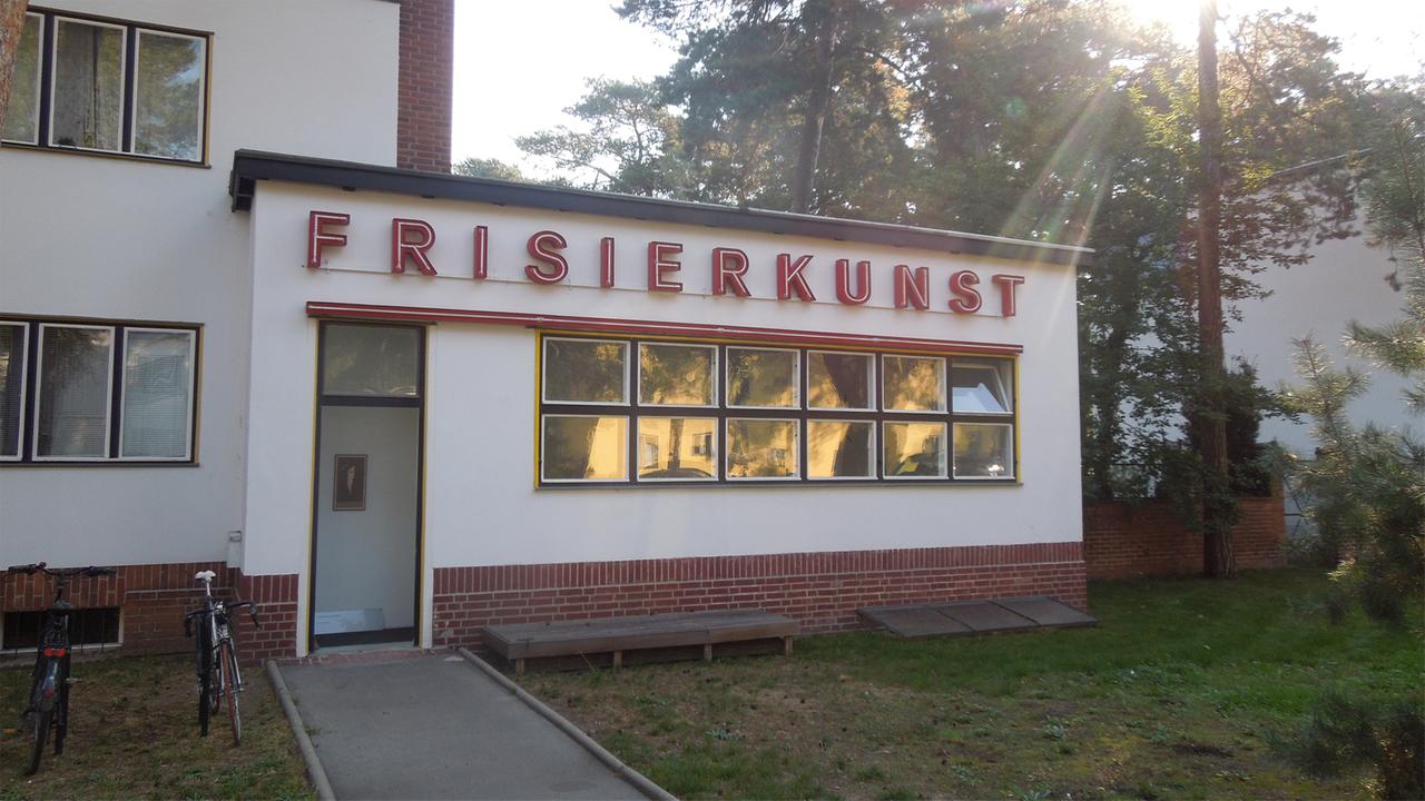 Emissionskontrollinstitut (EKI) mit ironischer Namensgebung Emissionskontrollinstitut (EKI) mit ironischer Namensgebung
