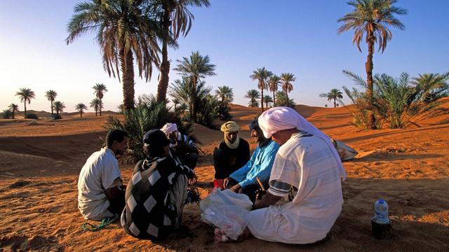 Toureg-Bevölkerung aus Timimoun in Algerien bei einer Tee-Zeremonie.
