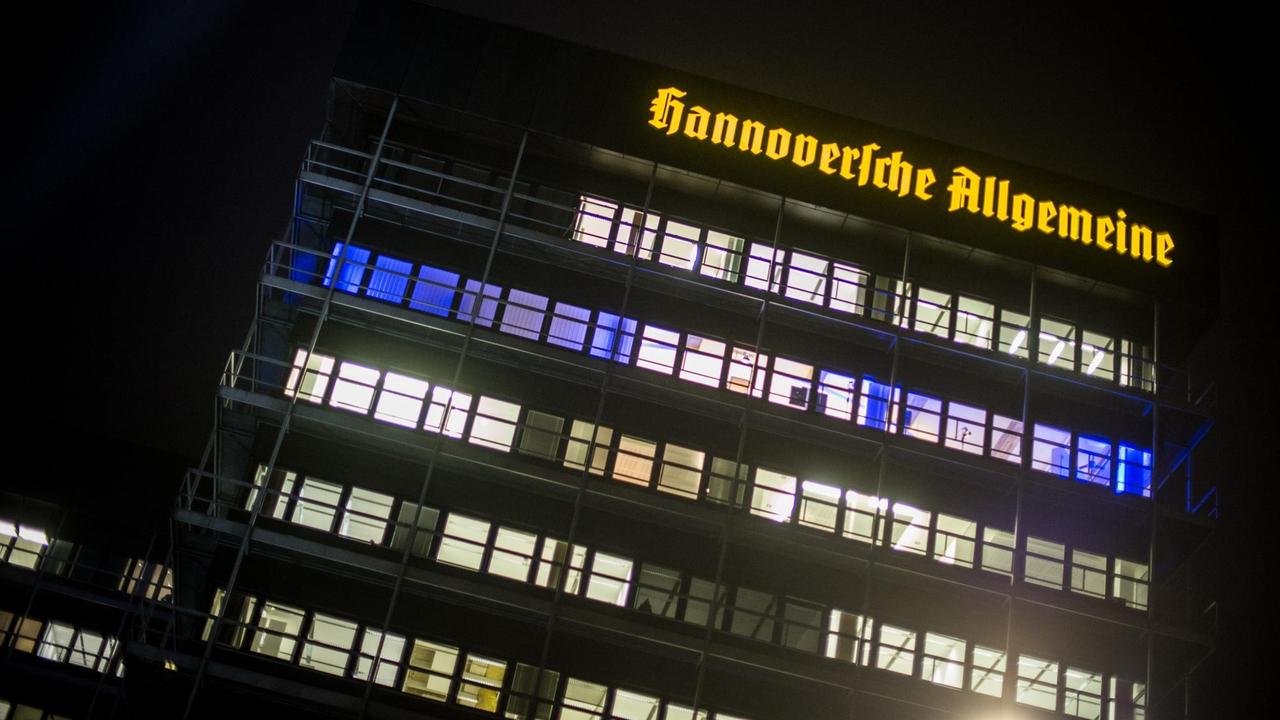 Blaues Licht scheint (18.11.2014) im Madsack-Newsroom "RND Redaktionsnetzwerk Deutschland GmbH" in Hannover. Blaues Licht scheint (18.11.2014) im Madsack-Newsroom "RND Redaktionsnetzwerk Deutschland GmbH" in Hannover.