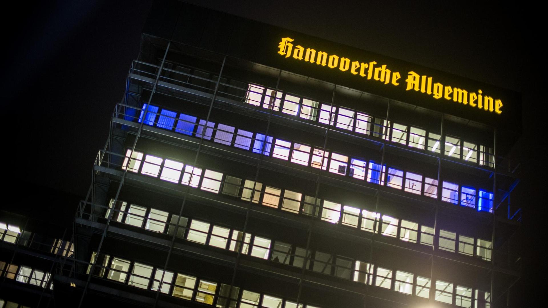 Blaues Licht scheint (18.11.2014) im Madsack-Newsroom "RND Redaktionsnetzwerk Deutschland GmbH" in Hannover. Blaues Licht scheint (18.11.2014) im Madsack-Newsroom "RND Redaktionsnetzwerk Deutschland GmbH" in Hannover.