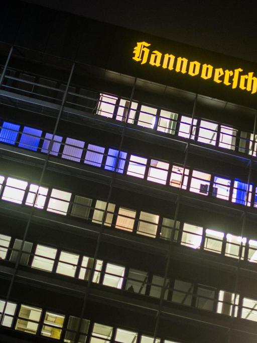 Blaues Licht scheint (18.11.2014) im Madsack-Newsroom "RND Redaktionsnetzwerk Deutschland GmbH" in Hannover.