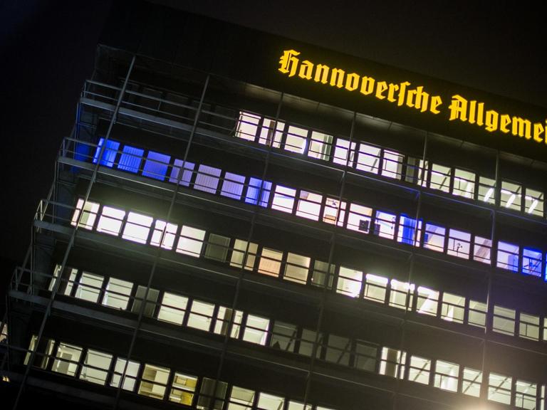 Blaues Licht scheint (18.11.2014) im Madsack-Newsroom "RND Redaktionsnetzwerk Deutschland GmbH" in Hannover.