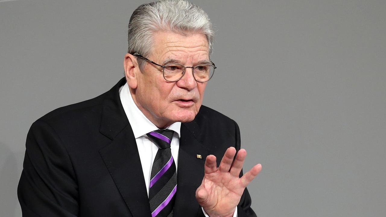 Bundespräsident Joachim Gauck spricht am 27.01.2015 am Tag des Gedenkens an die Opfer des Nationalsozialismus, während einer Gedenkstunde des Bundestages im Reichstagsgebäude in Berlin.