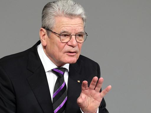 Bundespräsident Joachim Gauck spricht am 27.01.2015 am Tag des Gedenkens an die Opfer des Nationalsozialismus, während einer Gedenkstunde des Bundestages im Reichstagsgebäude in Berlin.