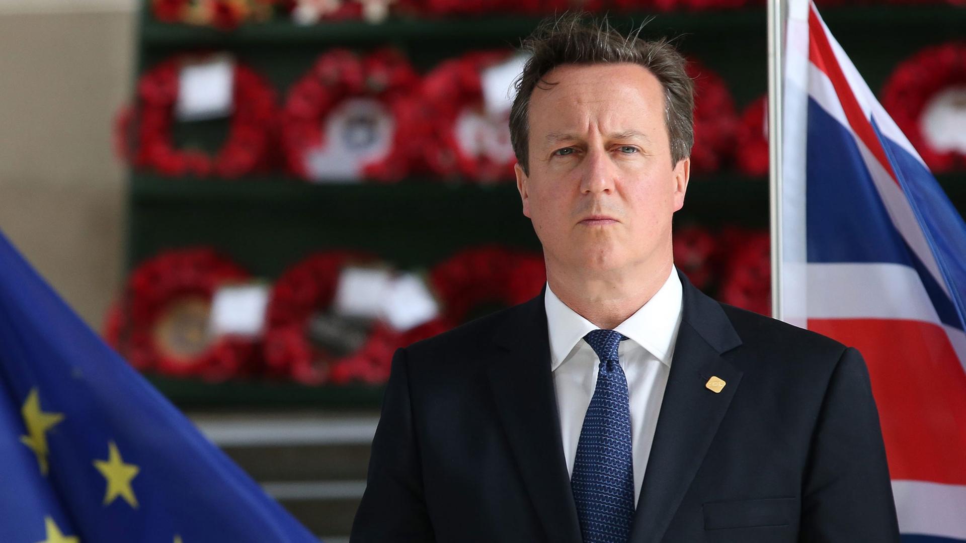David Cameron zwischen den Flaggen Großbritanniens und der EU. David Cameron zwischen den Flaggen Großbritanniens und der EU.