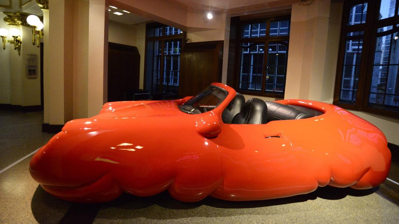Das Werk "Fat Car" des Künstlers Erwin Wurm - ein zur Lächerlichkeit aufgeblasener Sportwagen - bei einer Ausstellung in Sao Paulo im Februar 2017 (Bild: Cris Faga / imago stock&people)
