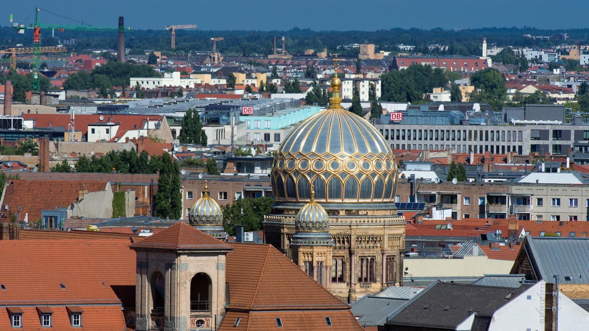 Die zwiebelförmige Kuppel der Jüdischen Synagoge in der Oranienburger Straße überragt die anderen Berliner Gebäude. Die zwiebelförmige Kuppel der Jüdischen Synagoge in der Oranienburger Straße überragt die anderen Berliner Gebäude.