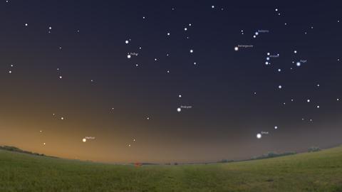 Merkur und Sirius zeigen sich in der Morgendämmerung tief im Nord- bzw. Südosten