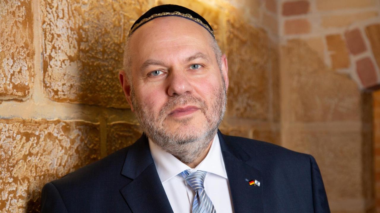 Porträt von Max Privorozki, Vorsitzender der Jüdischen Gemeinde von Halle, mit Kippa vor einer Steinmauer Porträt von Max Privorozki, Vorsitzender der Jüdischen Gemeinde von Halle, mit Kippa vor einer Steinmauer