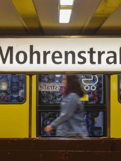 U-Bahnhof-Schild "Mohrenstraße"