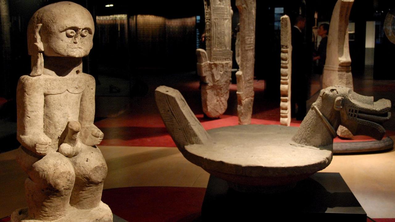 epa00746808 Sculptures from the collections of the Musee du Quay Branly are on display, in Paris, France, Monday 19 June 2006. The museum, devoted to the arts and civilisations of Africa, Asia, Oceania and the Americas, will be inaugurated on Tuesday 20 June by French President Jacques Chirac and UN Secretary General Koffi Annan. EPA/HORACIO VILLALOBOS | epa00746808 Sculptures from the collections of the Musee du Quay Branly are on display, in Paris, France, Monday 19 June 2006. The museum, devoted to the arts and civilisations of Africa, Asia, Oceania and the Americas, will be inaugurated on Tuesday 20 June by French President Jacques Chirac and UN Secretary General Koffi Annan. EPA/HORACIO VILLALOBOS |