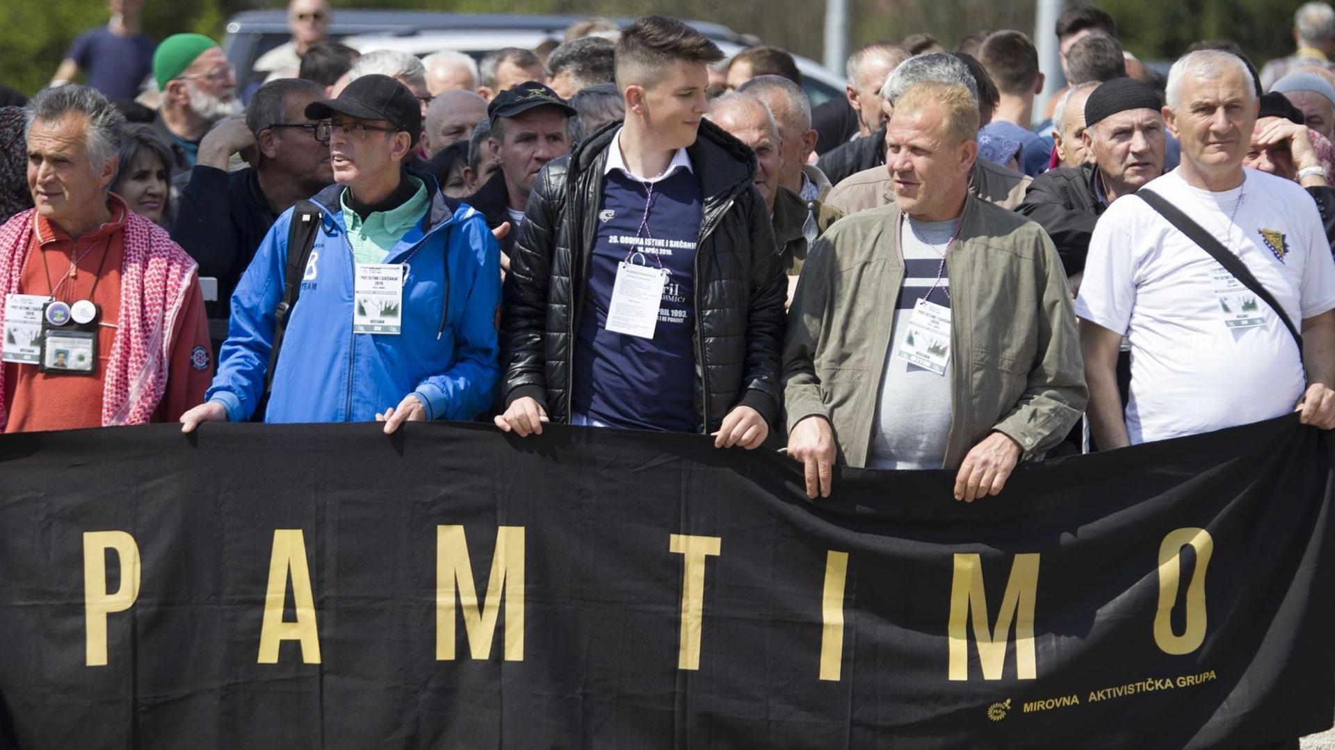 "Wir erinnern uns", steht auf dem Banner, dass diese Menschen am 16. April 2019 halten, dem 26. Jahrestag des Massakers an 116 bosnischen Zivilisten in Vitez, heute Bosnien-Herzegowina "Wir erinnern uns", steht auf dem Banner, dass diese Menschen am 16. April 2019 halten, dem 26. Jahrestag des Massakers an 116 bosnischen Zivilisten in Vitez, heute Bosnien-Herzegowina