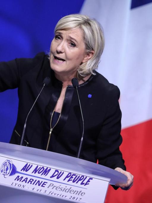 Die französische Rechtspopulistin Marine Le Pen hält eine Rede zum Auftakt des Wahlkampfes des Front National für die Präsidentschaftswahl.