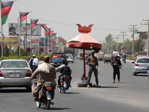 Afghanische Polizisten an einem Checkpoint in Kandahar
