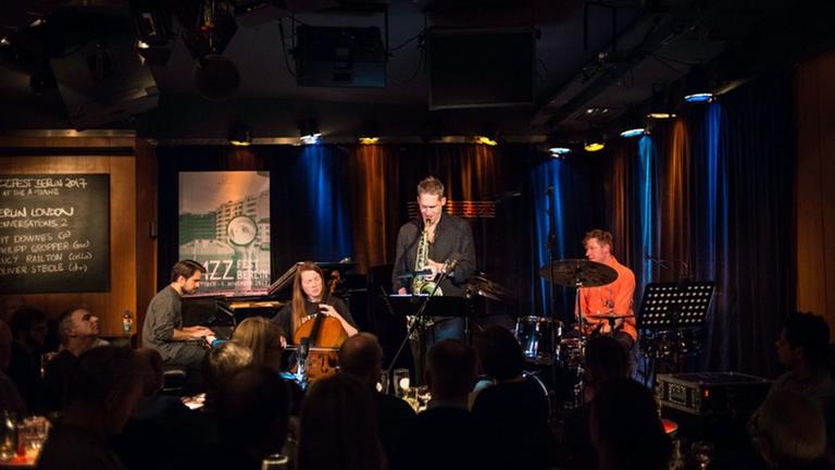 Der Pianist Kit Downes mit Band im Club A-Trane (v.l.n.r. Kit Downes, Lucy Railton, Philipp Gropper, Oliver Steidle).