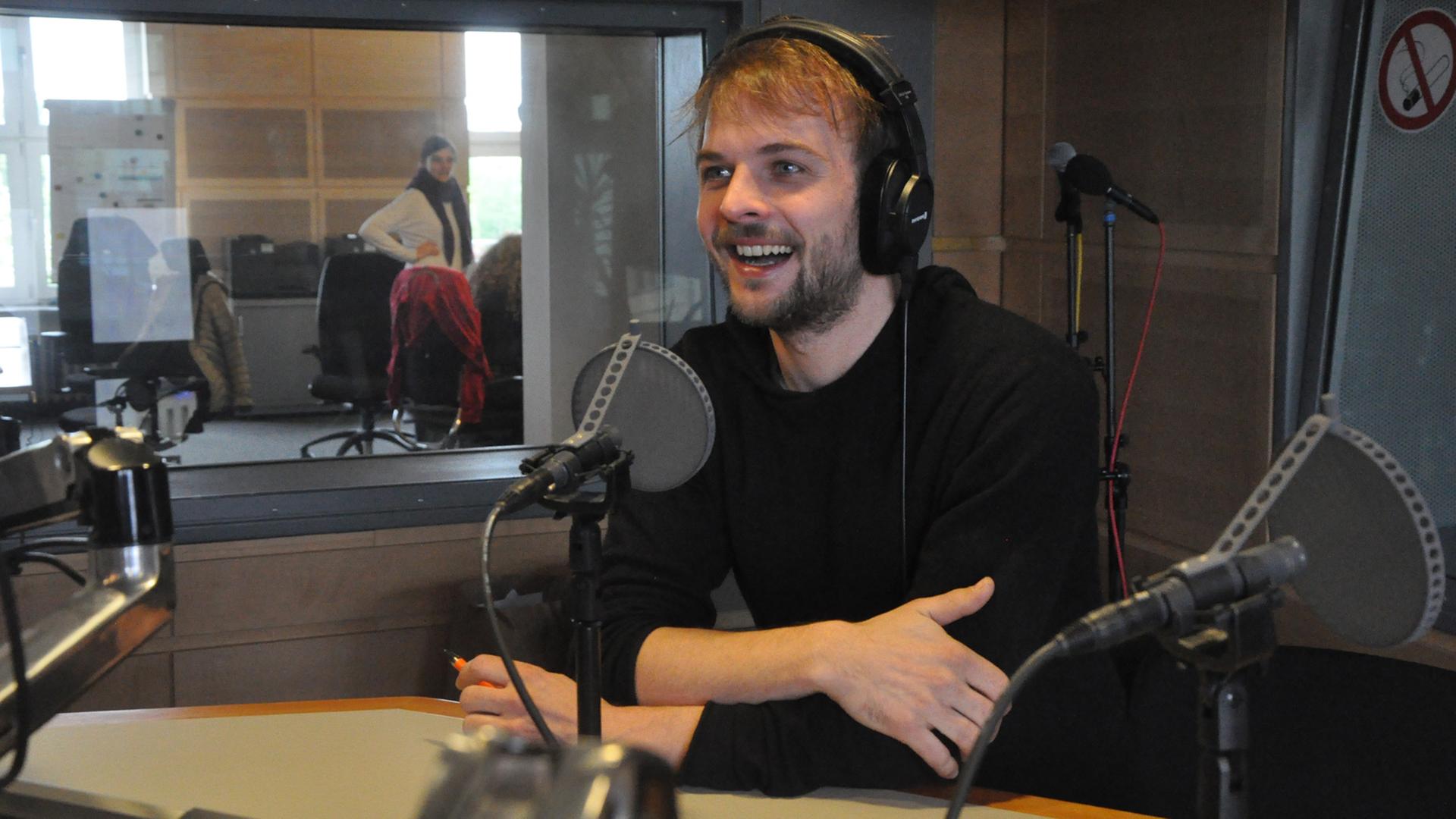 Der Pianist und Komponist Nils Frahm in der Sendung "Studio 9" im Deutschlandradio Kultur Der Pianist und Komponist Nils Frahm in der Sendung "Studio 9" im Deutschlandradio Kultur