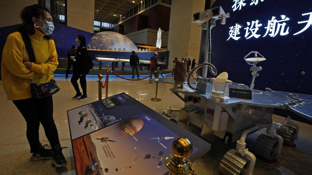 Eine Besucherin im chinesischen Nationalmuseum betrachtet ein Modell des chinesischen Mars Rover (AP Photo/Ng Han Guan)
