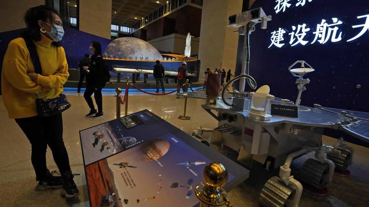 Eine Besucherin im chinesischen Nationalmuseum betrachtet ein Modell des chinesischen Mars Rover (AP Photo/Ng Han Guan) Eine Besucherin im chinesischen Nationalmuseum betrachtet ein Modell des chinesischen Mars Rover (AP Photo/Ng Han Guan)