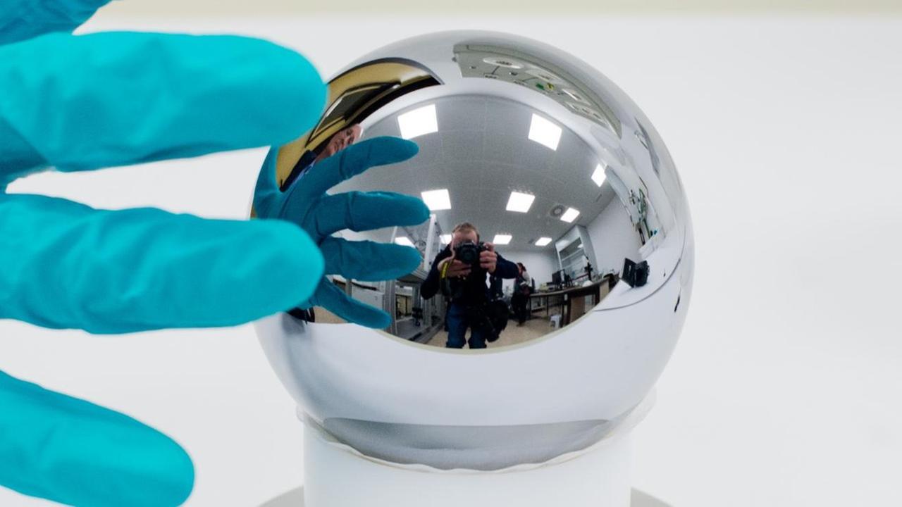 Eine exakt ein Kilogramm schwere, hochreine Siliziumkugel in der Physikalisch-Technischen Bundesanstalt (PTB) in Braunschweig. Eine exakt ein Kilogramm schwere, hochreine Siliziumkugel in der Physikalisch-Technischen Bundesanstalt (PTB) in Braunschweig.