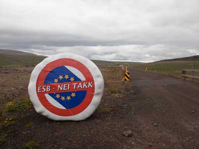 Ein verpackter Heuballen mit der Aufschrift "EU-Nein Danke" ist aufgenommen an der Auffahrt zu einem Bauernhof in Island.