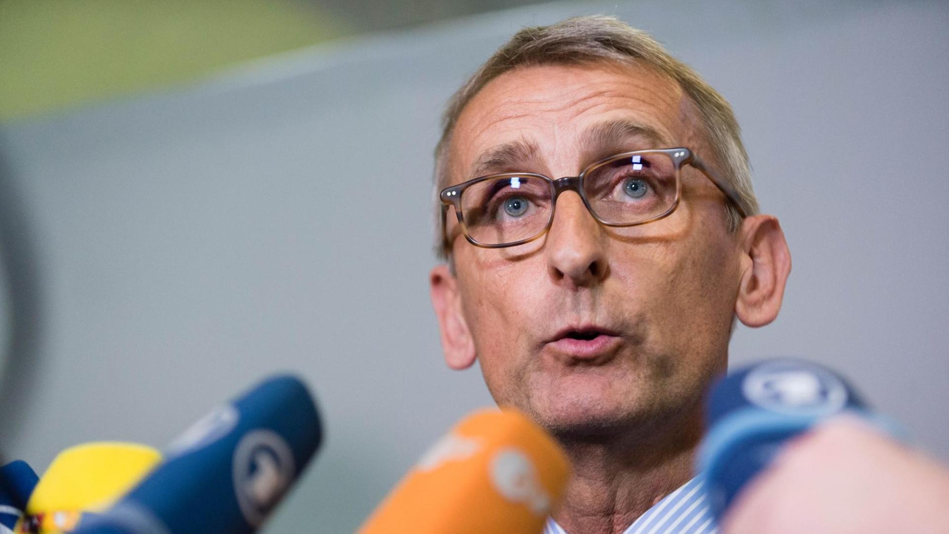 Der CDU-Bundestagsabgeordnete und Innenexperte Armin Schuster spricht in Mikrofone. Der CDU-Bundestagsabgeordnete und Innenexperte Armin Schuster spricht in Mikrofone.