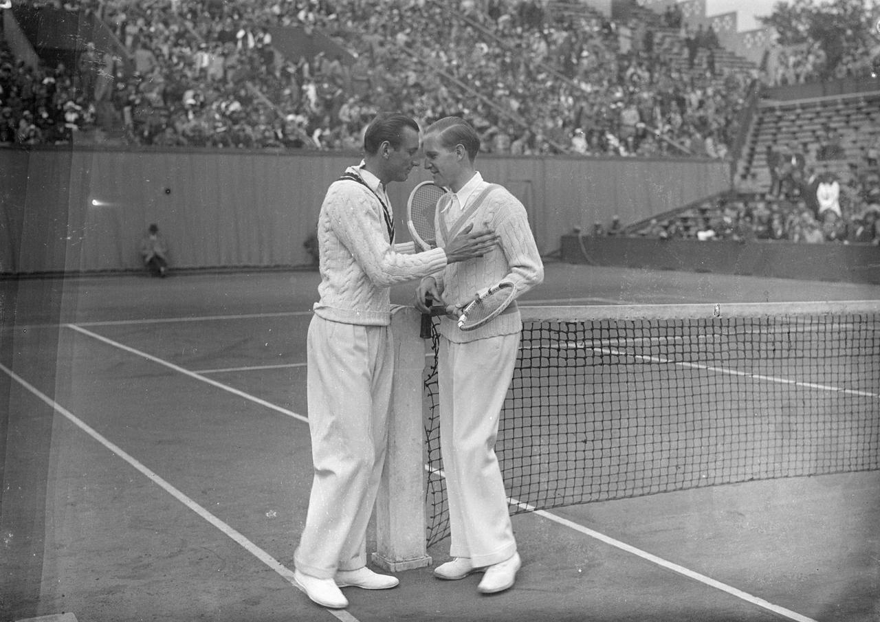 Der Brite Fred Perry und Gottfried von Cramm begrüßen sich herzlich vor einem Match am 2. Juni 1936
