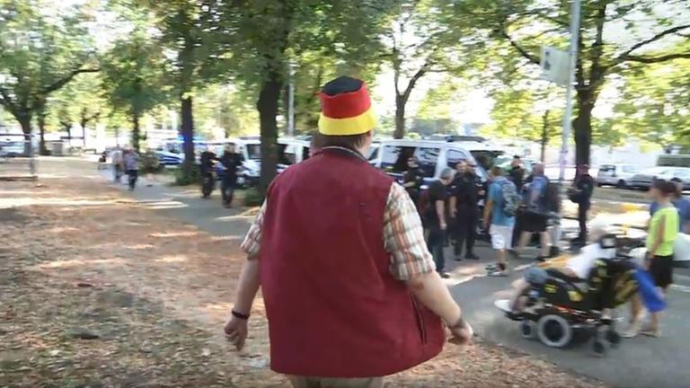Ein Pegida-Demonstrant in Dresden fordert ZDF-Reporter auf, ihn zur Polizei zu begleiten. Ein Pegida-Demonstrant in Dresden fordert ZDF-Reporter auf, ihn zur Polizei zu begleiten.