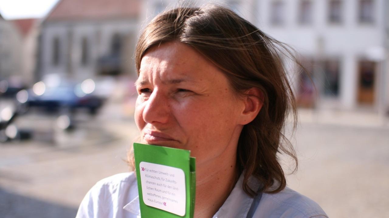 Manuela Rottmann mit einem Stapel Flyer. Manuela Rottmann mit einem Stapel Flyer.