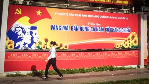 Werbeplakate der Kommunistischen Partei in Saigon, Vietnam.
