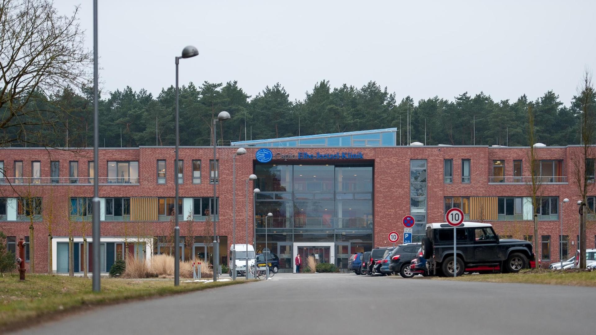 Außenaufnahme der Capio Elbe-Jeetzel-Klinik in Dannenberg (Niedersachsen).