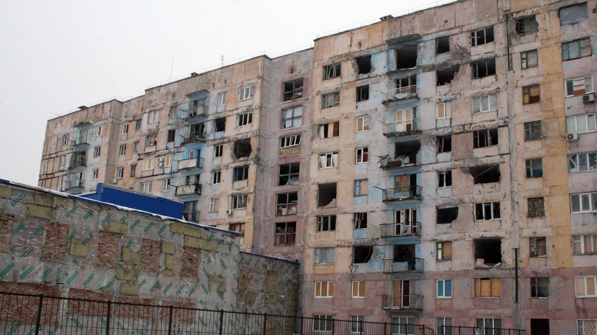 Ein zerstörter Wohnblock in Awdijiwka (Ukraine). Die Kleinstadt liegt an der Front zu den Seperatisten, der Wiederaufbau geht nur schleppend voran.